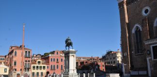 Cippo porta pennone di Campo Santi Giovanni e Paolo (verso il monumento al Colleoni)