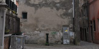 Fontana in Calle Cendon, nel Sestiere di Cannaregio