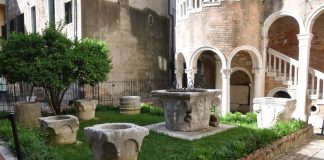 Raccolta di pozzi nel giardino del Palazzo Contarini del Bovolo, nel Sestiere di San Marco