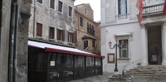 Pozzo in Campo San Fantin (verso Calle del Cafetier), nel Sestiere di San Marco
