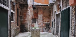 Pozzo in una corte interna di Rio Terà de la Mandola, nel Sestiere di San Marco
