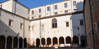 Pozzo nel primo chiostro del Monastero dei Crociferi, nel Sestiere di Cannaregio