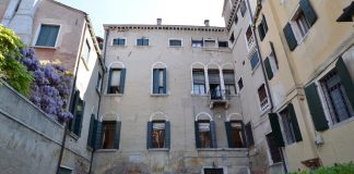 Pozzo nella corte del Palazzo Tiepolo Passi, nel Sestiere di San Polo