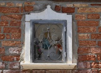 La Madonna del Ferruzzi, bassorilievo in ceramica nel tabernacolo (capitèło) in Calle de l’Avogaria, nel Sestiere di Dorsoduro