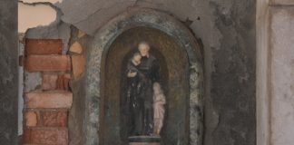San Vincenzo de Paoli, statuetta nel tabernacolo (capitèło) nel sottoportico di Fondamenta Condulmer, nel Sestiere di Santa Croce