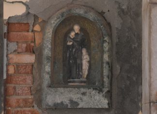 San Vincenzo de Paoli, statuetta nel tabernacolo (capitèło) nel sottoportico di Fondamenta Condulmer, nel Sestiere di Santa Croce