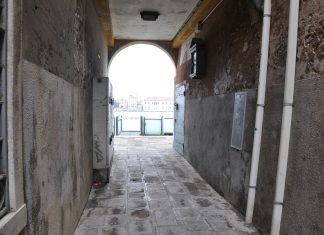 Capitello nel Sotoportego de le Erbe, alla Giudecca