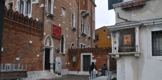 Capitello in Fondamenta del Tragheto, nel Sestiere di Dorsoduro