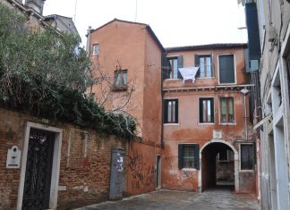 Capitello nel Sotoportego de la Madona, nel Sestiere di Dorsoduro