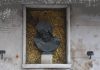 Cristo morto, busto in bronzo nel tabernacolo (capitèło) in Fondamenta Santa Chiara, nel Sestiere di Santa Croce
