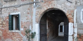 Capitello nel Sotoportego del Fontego, nel Sestiere di Dorsoduro