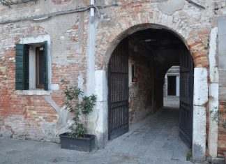 Capitello nel Sotoportego del Fontego, nel Sestiere di Dorsoduro