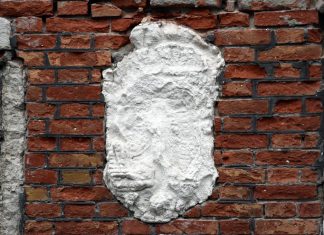 La Madonna col Bambino e il Padre Eterno, bassorilievo al Ponte de la Madalena, nel Sestiere di Dorsoduro