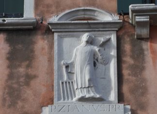 San Lorenzo, bassorilievo in Casaria