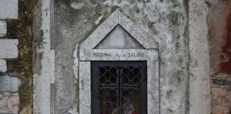 La Madonna col Bambino, dipinto nel tabernacolo (capitèło) in Calle de Cà Corner, nel Sestiere di Santa Croce