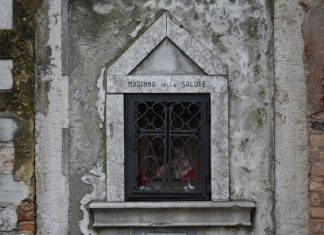La Madonna col Bambino, dipinto nel tabernacolo (capitèło) in Calle de Cà Corner, nel Sestiere di Santa Croce