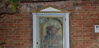 La Madonna Assunta, dipinto nel tabernacolo (capitèło) di Calle Larga dei Volti, nel Sestiere di Dorsoduro