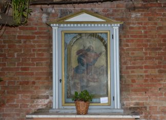 La Madonna Assunta, dipinto nel tabernacolo (capitèło) di Calle Larga dei Volti, nel Sestiere di Dorsoduro