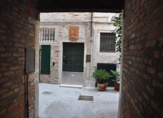 La Madonna seduta col Bambino, bassorilievo in Corte dei Preti
