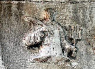 San Lorenzo, bassorilievo in Ruga dei Spezieri