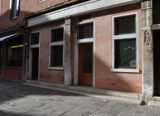 San Pietro, bassorilievo in Campo Rialto Novo