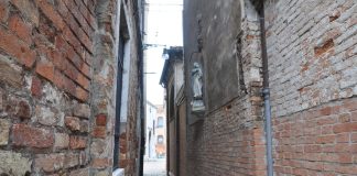 La Madonna Immacolata, statua in Calle drio la Chiesa, nel Sestiere di Dorsoduro