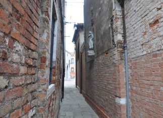La Madonna Immacolata, statua in Calle drio la Chiesa, nel Sestiere di Dorsoduro