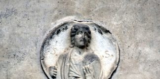 San Simeone e San Giuda Taddeo, bassorilievi in Campo San Simeon Picolo, nel Sestiere di Santa Croce