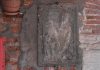 La Madonna col Bambino, bassorilievo in legno in Corte Mariani, nel Sestiere di Santa Croce