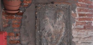 La Madonna col Bambino, bassorilievo in legno in Corte Mariani, nel Sestiere di Santa Croce