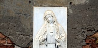 Il Sacro Cuore di Maria, bassorilievo in Campo San Cassian, nel Sestiere di San Polo