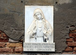 Il Sacro Cuore di Maria, bassorilievo in Campo San Cassian, nel Sestiere di San Polo