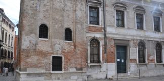 Santo, rilievo in Campo San Silvestro