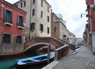 La Madonna col Bambino, bassorilievo sul Ponte de le Pazienze