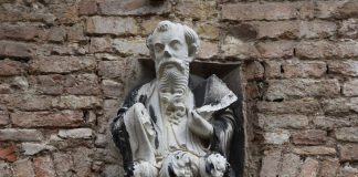 San Giovanni Evangelista, altorilievo in Campiello de la Scuola, nel Sestiere di San Polo
