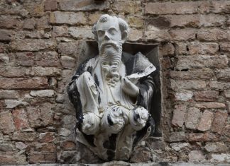 San Giovanni Evangelista, altorilievo in Campiello de la Scuola, nel Sestiere di San Polo
