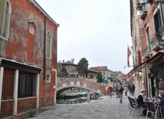 Madonna col Bambino, bassorilievo in Salizada San Pantalon, nel Sestiere di Santa Croce