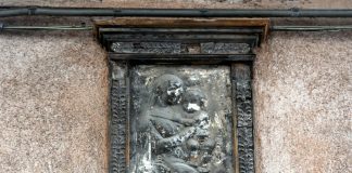 La Madonna col Bambino, bassorilievo in Calle de Cà Lipoli, nel Sestiere di San Polo