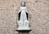La Madonna della Misericordia, altorilievo nella Scuola dei Calegheri, nel Sestiere di San Polo