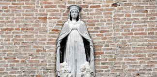 La Madonna della Misericordia, altorilievo nella Scuola dei Calegheri, nel Sestiere di San Polo