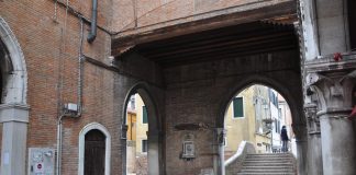 Capitello in Pescaria, nel Sestiere di San Polo