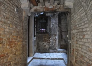 Capitello in Calle de l’Ogio (sottoportico privato), nel Sestiere di San Polo
