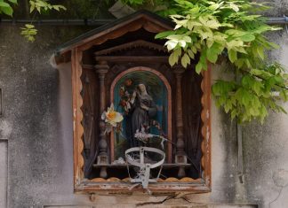 Santa Rita da Cascia, statua nel tabernacolo (capitèło) in Salizada del Forno, nel Sestiere di Dorsoduro
