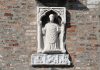Un santo anonimo con un libro, bassorilievo in Fondamenta del Tragheto