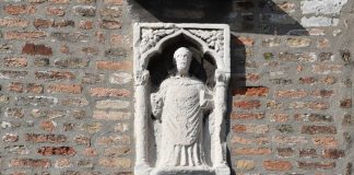 Un santo anonimo con un libro, bassorilievo in Fondamenta del Tragheto