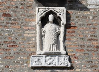 Un santo anonimo con un libro, bassorilievo in Fondamenta del Tragheto