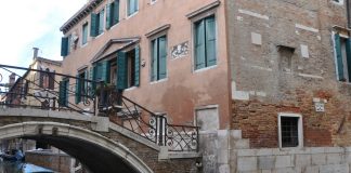 La Madonna seduta in trono col Bambino, bassorilievo su una casa in Rio de le Becarie al Ponte Storto
