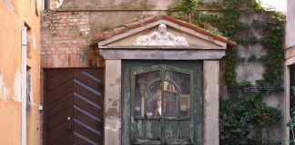 La Madonna col Bambino, dipinto nel tabernacolo (capitèło) in Corte Canal, nel Sestiere di Dorsoduro