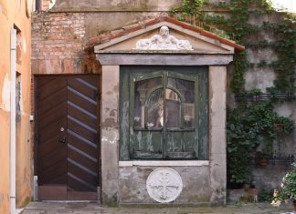 La Madonna col Bambino, dipinto nel tabernacolo (capitèło) in Corte Canal, nel Sestiere di Dorsoduro