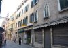 La Madonna coronata, bassorilievo in Calle dei Boteri, nel Sestiere di San Polo